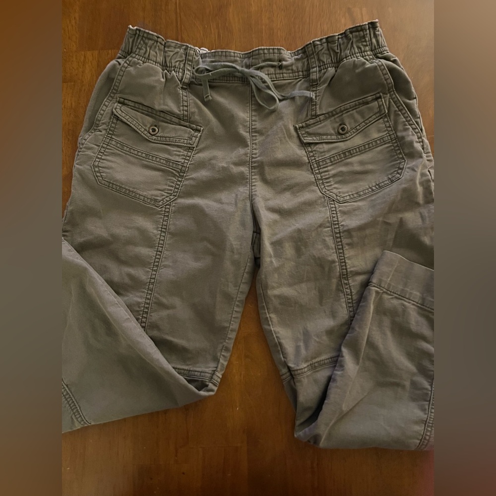 Pilcro Women’s Olive Green Capris Size Small